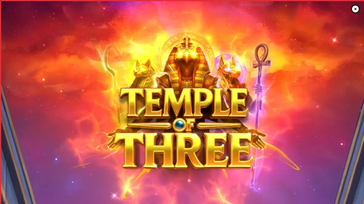 Giao diện trò chơi Temple of Three với các biểu tượng thần Ai Cập và hũ thưởng